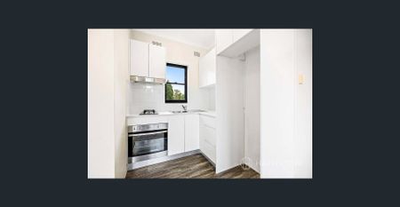 Bright & Airy Apartment in Ashfield - Photo 2