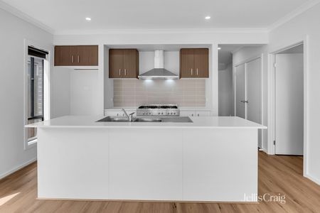 13 Marigold Drive, Fraser Rise VIC 3336 - House For Rent | Domain - Photo 5