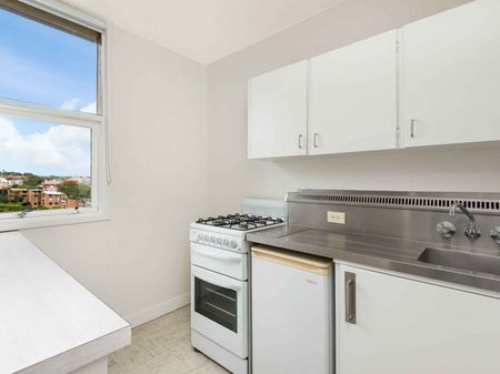 SUN FILLED COSY, STUDIO APARTMENT IN PERFECT LOCATION - Photo 2