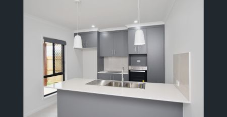MODERN HOME IN FAMILY ESTATE! - Photo 5