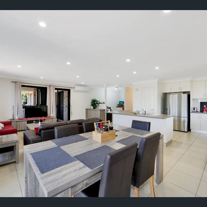 THREE BEDROOM CORAL COVE HOME PLUS POOL - TENANT BREAKING LEASE - Photo 1