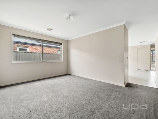 4 BEDROOM FAMILY HOME - Photo 1