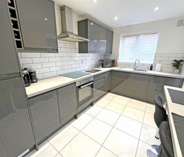 3 bedroom Semi-detached house to rent - Photo 1