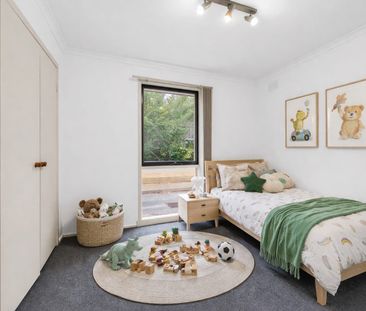 SPACIOUS 3 BEDROOM HOME ONE OF TWO ON THE BLOCK! - Photo 4