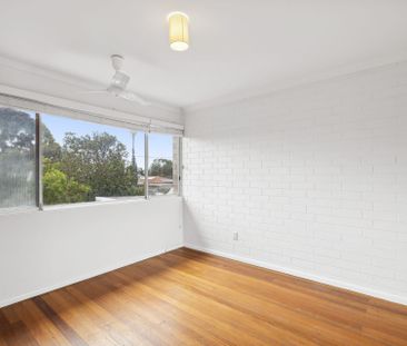 Neat and Tidy with Private Rear Garden - Both Bedrooms Upstairs - Photo 3