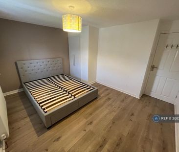 4 bedroom semi-detached house to rent - Photo 1