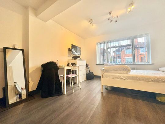 Wellington Avenue, Hounslow, TW3 3SX - Photo 1