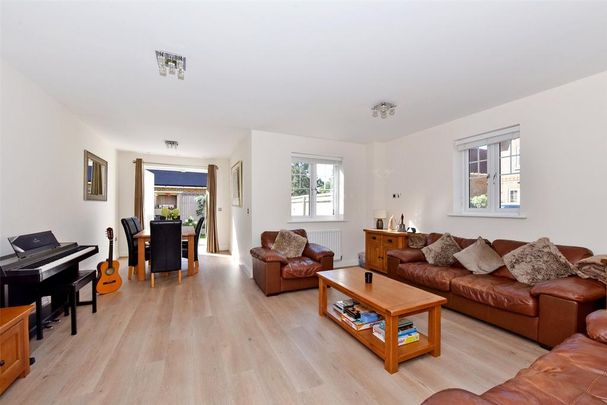 4 bedroom semi-detached house to rent - Photo 1