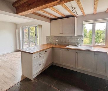 3 bedroom character property to rent - Photo 3