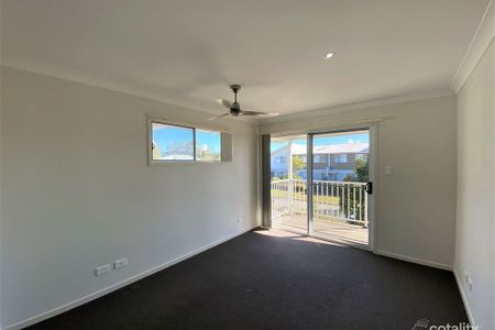 Spacious Modern Townhouse in Prime Location - Photo 3