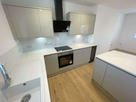 A 2 bedroom maisonette apartment situated in the Tilehurst area of Reading, with parking for 2 cars available. - Photo 5