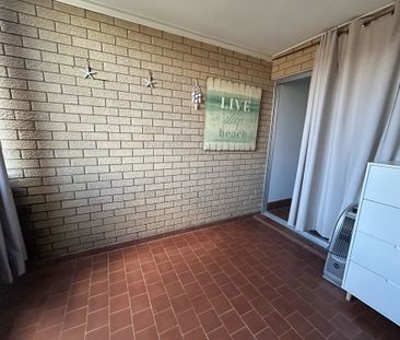 FULLY FURNISHED UNIT OVERLOOKING THE TWEED RIVER - Photo 3