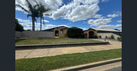 SPACIOUS 5 BEDROOM HOME WITH POOL, SPA & MULTIPLE LIVING AREAS! - Photo 4