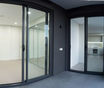 Stunning New 1 Bedroom Apartment with City views - Photo 4