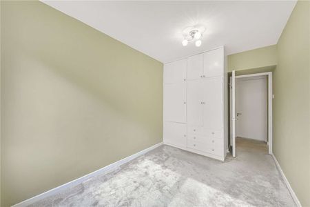 A well‑proportioned two bedroom apartment overlooking Regent’s Canal - Photo 3