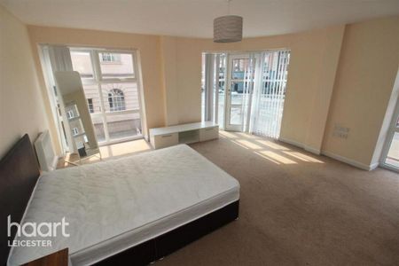 3 bedroom flat to rent - Photo 4