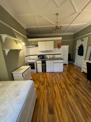 Studio Flat, Bedford Hill, SW12 - Photo 1