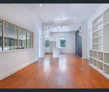 Rare Inner-City Acreage - Renovated Home on 3,791m² - Photo 1