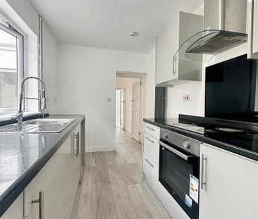 3 bedroom end of terrace house to rent - Photo 3