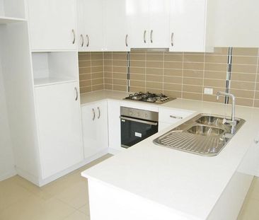 TIDY TOWNHOUSE IN THE HEART OF CHERMSIDE - Photo 3