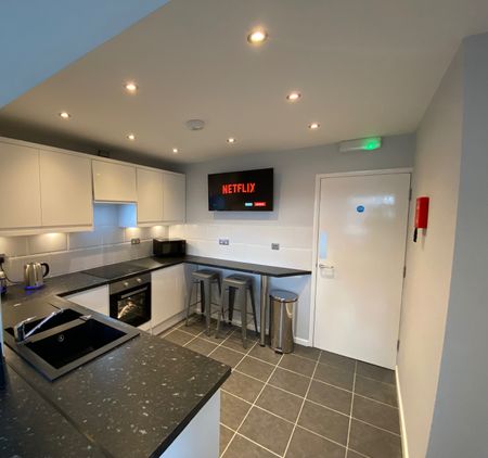 Recently refurbished 4 bed studio style multi unit property - Photo 2