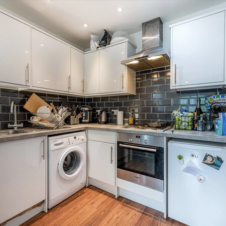 One Bed Apt, Warren Court, Euston Road, NW1 - Photo 3