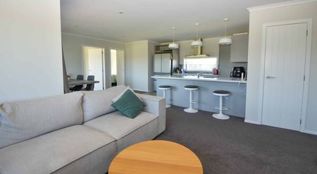 Stylish 3 bedroom home - Photo 4