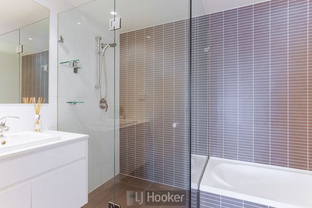 EXECUTIVE HARBOURSIDE LIVING WITH ENORMOUS ENTERTAINING DECK - Photo 1