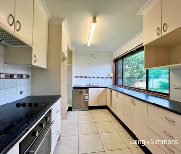 Spacious three-bedroom home in convenient location - Photo 4