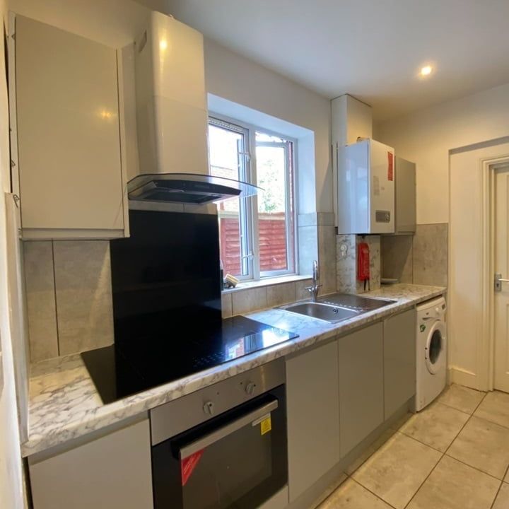 Room in a Shared House, Broadlands Road, SO17 - Photo 1
