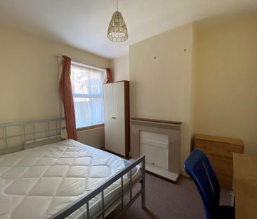 4 bedroom semi-detached house to rent - Photo 5