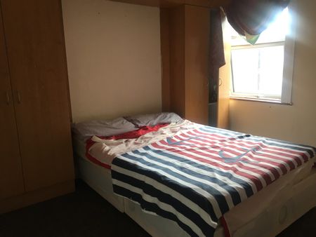 2 Bed Flat, Richmond Road, IG1 - Photo 3