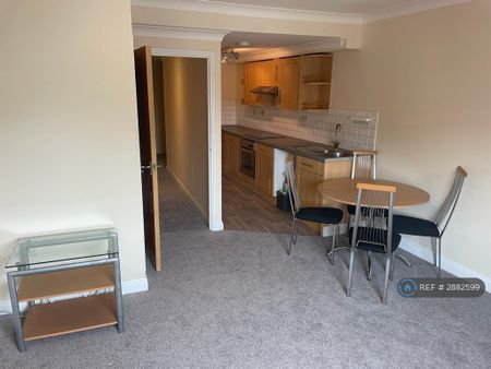 3 bedroom flat to rent - Photo 2