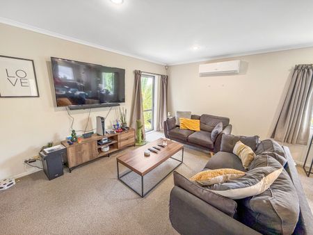 Spacious 4 bedroom home with double garage & outdoor living! - Photo 2