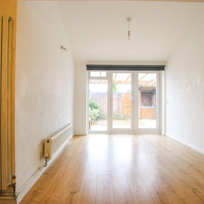 4 bedroom end of terrace house to rent - Photo 1