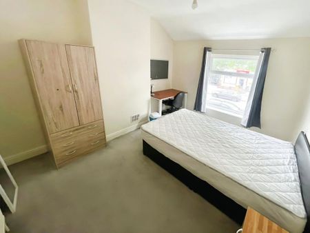 4 bedroom terraced house to rent - Photo 3