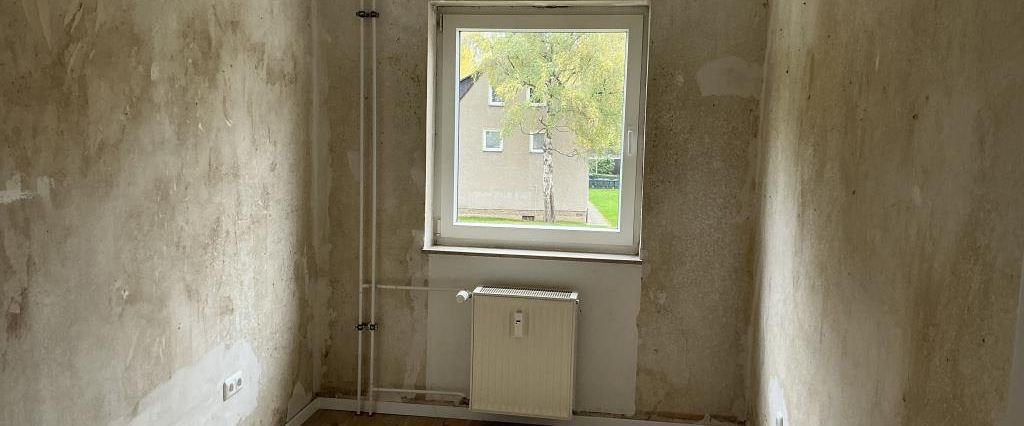 Nur noch tapezieren oder streichen und einziehen: schicke 2-Zimmer-Wohnung mit Balkon in Altwetter! - Foto 1