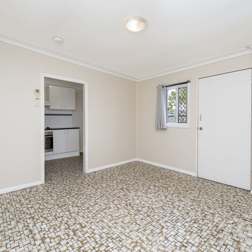 Discover the perfect blend of simplicity and style with this charming studio unit on Baradine Street, Newmarket! - Photo 1