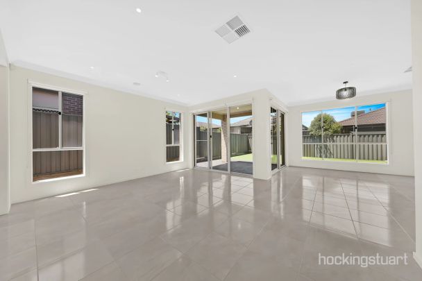 Beautiful spacious family home in heart of Wollert - Photo 1