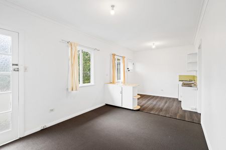 One Bedroom Unit - Handy to Everything - Photo 3