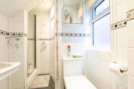 Spacious Bright Furnished ONE BED GARDEN FLAT - Photo 4