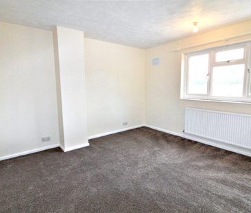 Three Bedroom House To Let on Coltsfoot Road - Photo 4