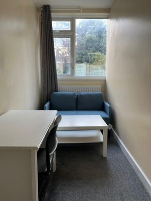 4 bedroom flat share to rent - Photo 1