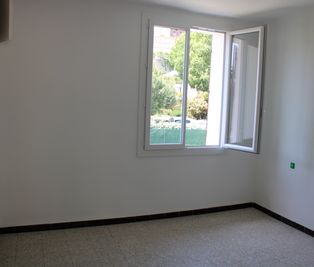 Location Maison 3 pièces 71m² PIERREFEU DU VAR 83390 - Photo 2