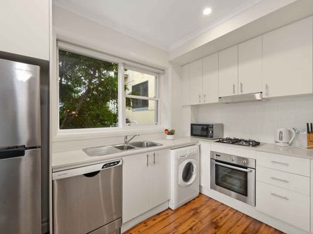 Fully Furnished Spacious Apartment Only Moments Away From Bondi Beach - Photo 5