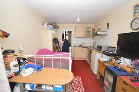 4 Bed Flat, St. Stephen's Road, E6 - Photo 3