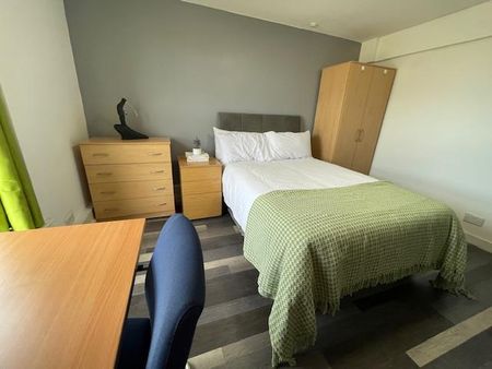 1 bedroom in a house share to rent - Photo 3