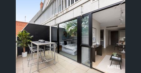 An urban retreat with expansive outdoor space - Photo 2