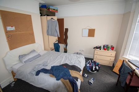 6 bedroom detached house to rent - Photo 4