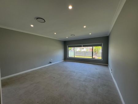 Four Bedroom Family Home&excl; - Photo 3